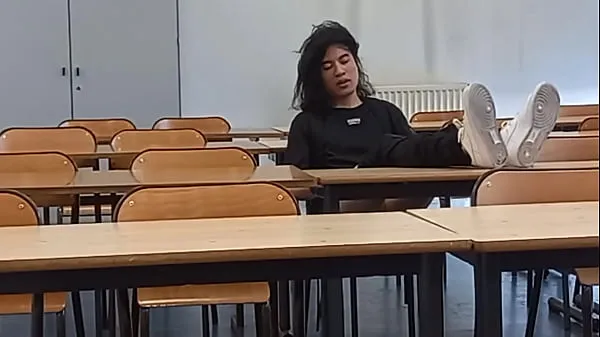 Beste Dieser französisch-asiatische Student, der in der Schule während der Wiederholung seines Kurses geil ist, holt in der Öffentlichkeit seinen Schwanz raus und holt sich in einem riskanten Universitätsklassenzimmer einen runterneue Filme