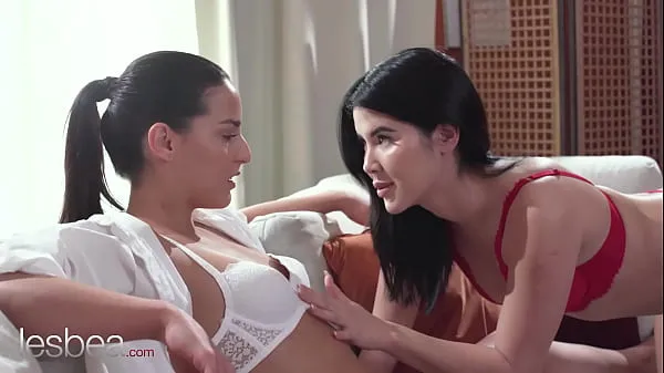 최고의 Lesbea Dressed in sexy lingerie these two lesbians have intimate sex together 새 영화