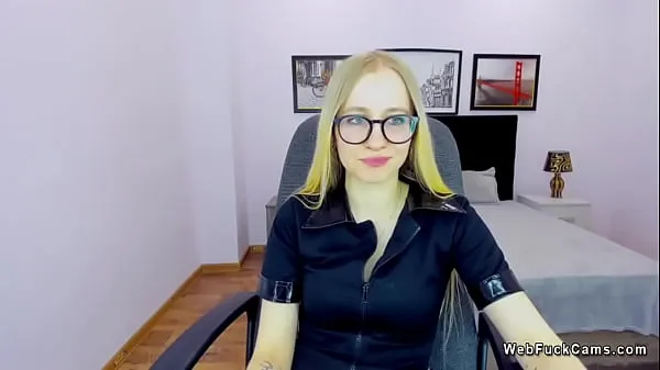 Meilleurs MilanaFoster, une blonde amateur mince et sexy, enlève sa chemise noire à manches courtes et montre de beaux petits seins tout en discutant sur sa webcam nouveaux films